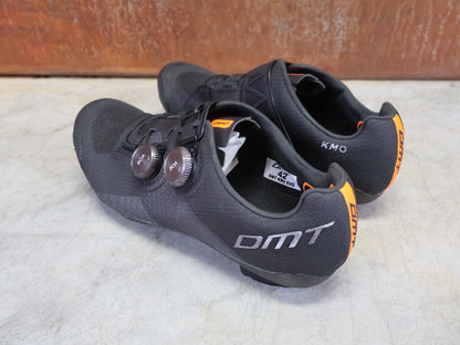 MTB - Herrenschuhe von Dmt, DMT KM0 EVO MOUNTAINBIKESCHUH / SCHWARZ / ANTHRAZIT / UNISEX vor USEDBIKES - OB.DE Hintergrund