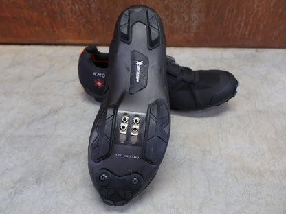 MTB - Herrenschuhe von Dmt, DMT KM0 EVO MOUNTAINBIKESCHUH / SCHWARZ / ANTHRAZIT / UNISEX vor USEDBIKES - OB.DE Hintergrund