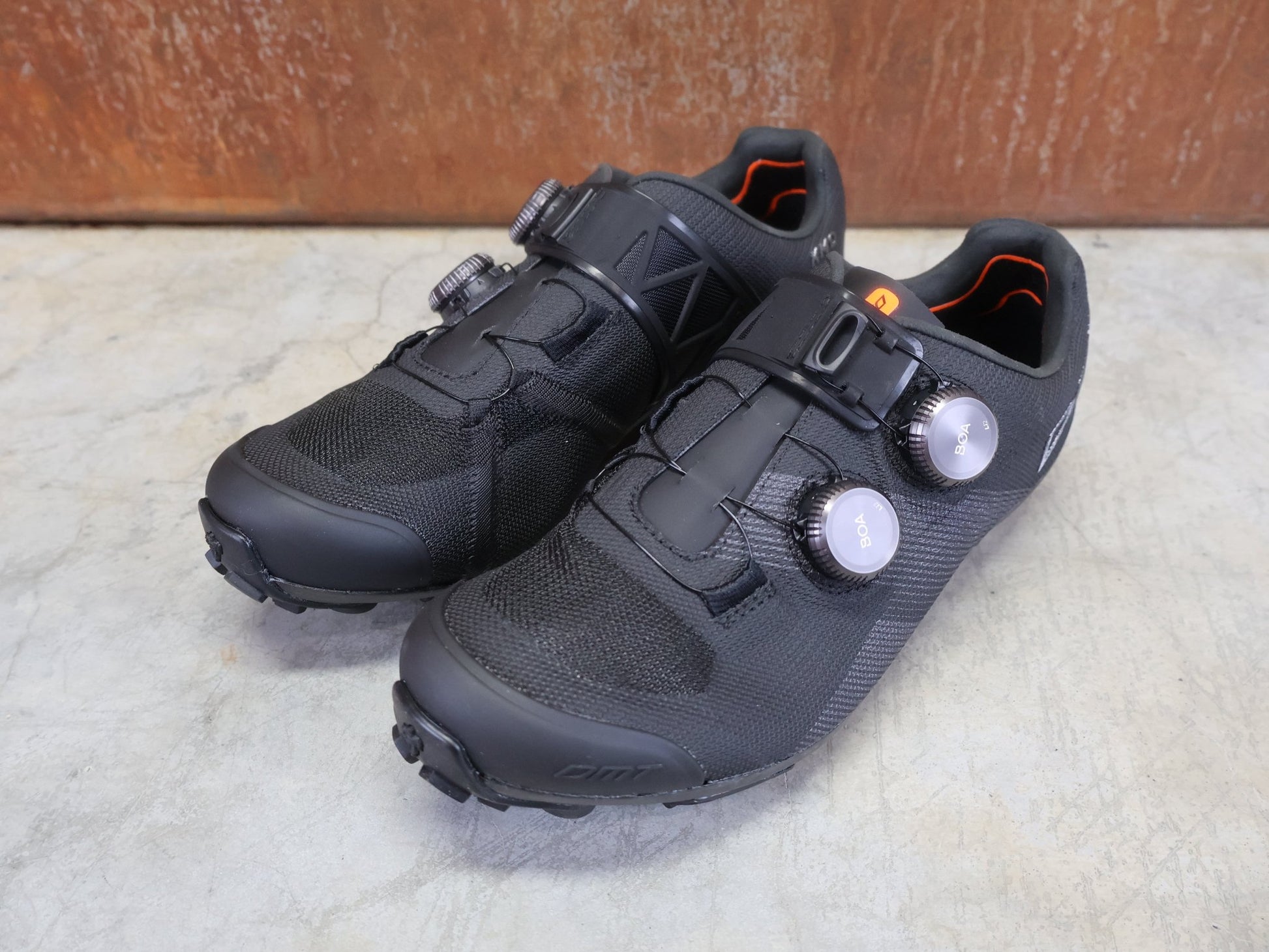 MTB - Herrenschuhe von Dmt, DMT KM0 EVO MOUNTAINBIKESCHUH / SCHWARZ / ANTHRAZIT / UNISEX vor USEDBIKES - OB.DE Hintergrund