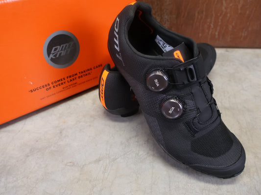 MTB - Herrenschuhe von Dmt, DMT KM0 EVO MOUNTAINBIKESCHUH / SCHWARZ / ANTHRAZIT / UNISEX vor USEDBIKES - OB.DE Hintergrund