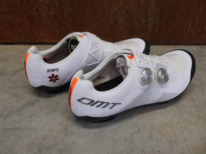 MTB - Herrenschuhe von Dmt, DMT KM0 EVO MOUNTAINBIKESCHUH / WEIß / SILBER / UNISEX vor USEDBIKES - OB.DE Hintergrund