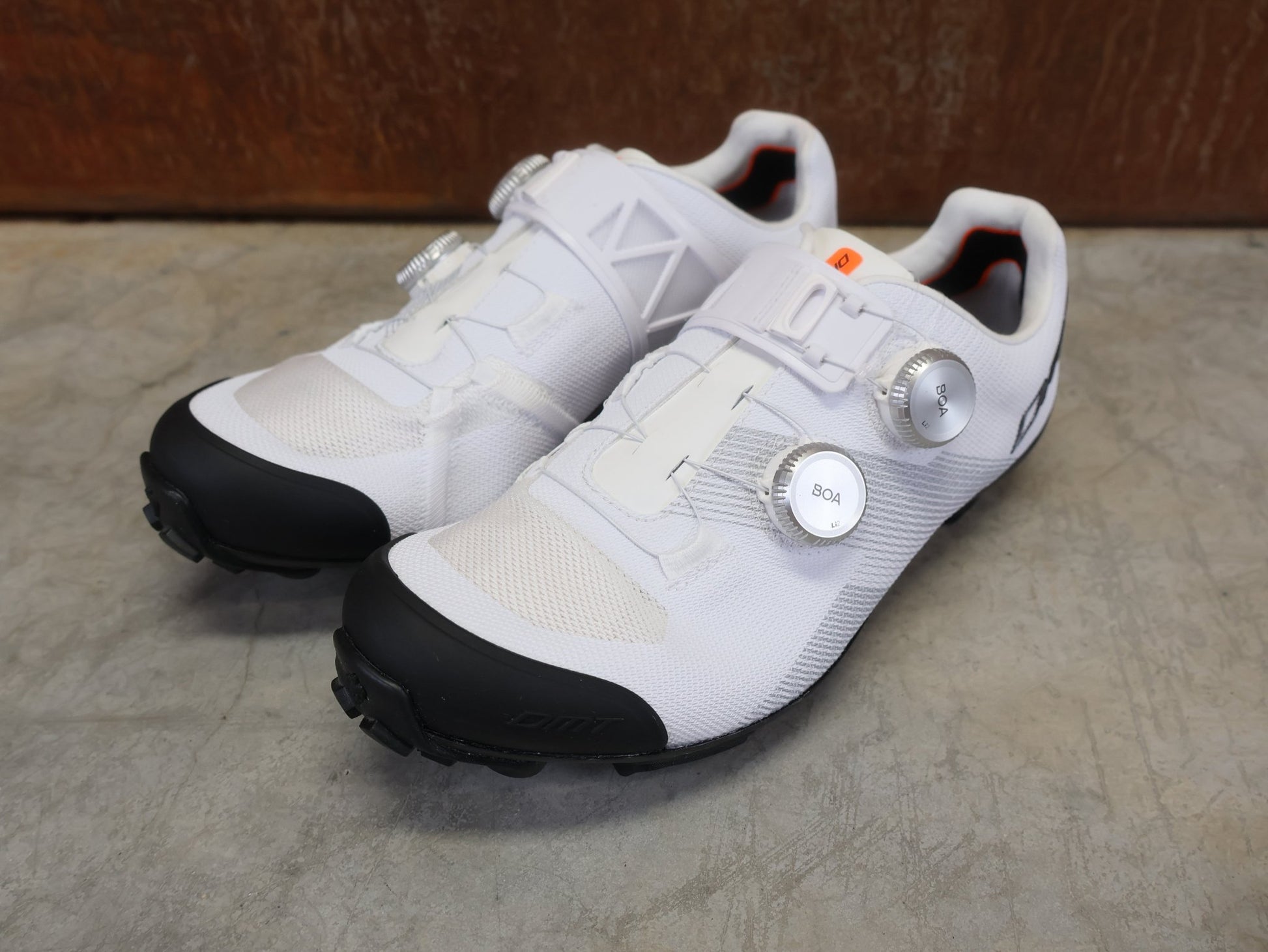 MTB - Herrenschuhe von Dmt, DMT KM0 EVO MOUNTAINBIKESCHUH / WEIß / SILBER / UNISEX vor USEDBIKES - OB.DE Hintergrund