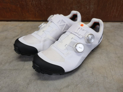 MTB - Herrenschuhe von Dmt, DMT KM0 EVO MOUNTAINBIKESCHUH / WEIß / SILBER / UNISEX vor USEDBIKES - OB.DE Hintergrund