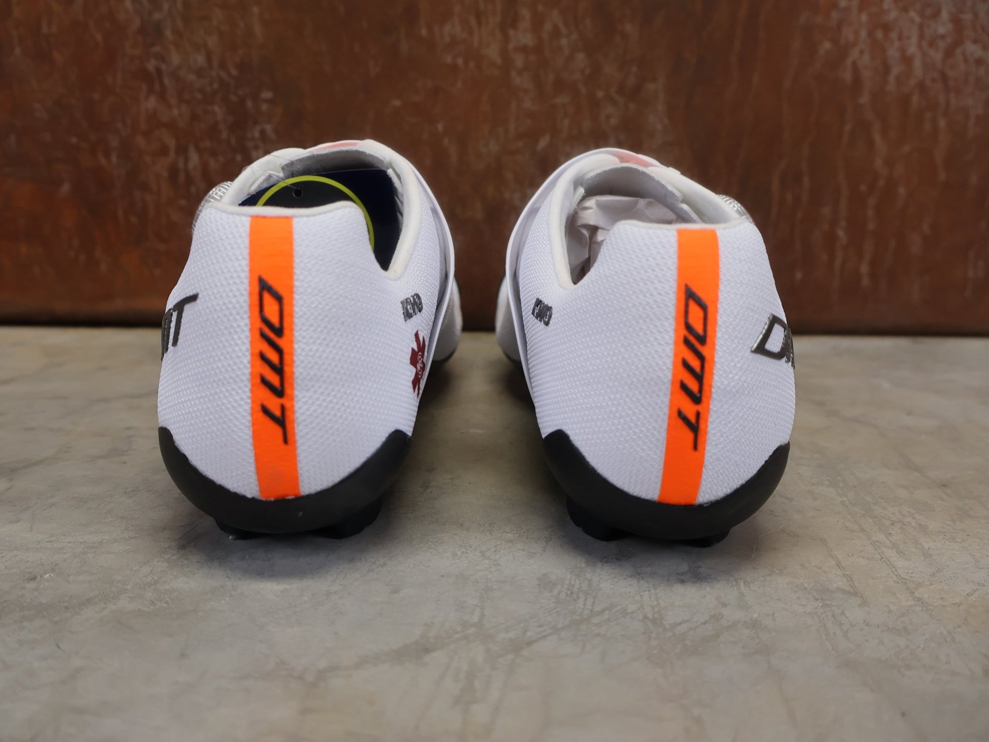 MTB - Herrenschuhe von Dmt, DMT KM0 EVO MOUNTAINBIKESCHUH / WEIß / SILBER / UNISEX vor USEDBIKES - OB.DE Hintergrund