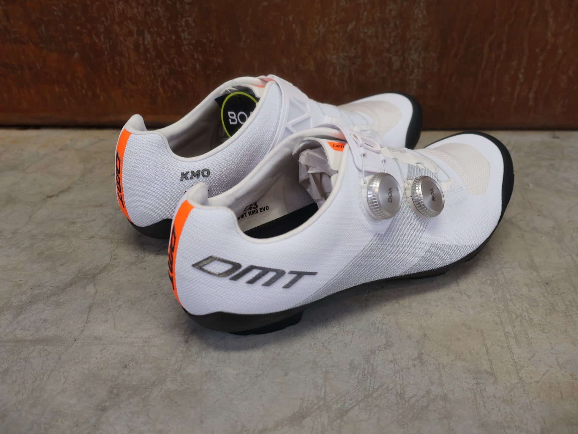 MTB - Herrenschuhe von Dmt, DMT KM0 EVO MOUNTAINBIKESCHUH / WEIß / SILBER / UNISEX vor USEDBIKES - OB.DE Hintergrund