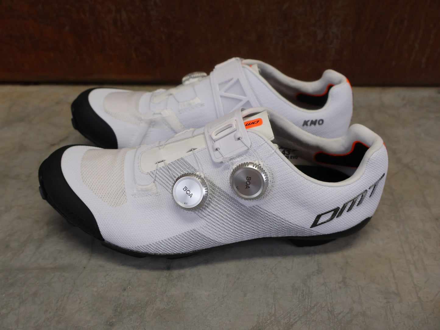 MTB - Herrenschuhe von Dmt, DMT KM0 EVO MOUNTAINBIKESCHUH / WEIß / SILBER / UNISEX vor USEDBIKES - OB.DE Hintergrund