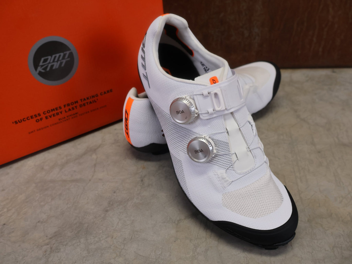 MTB - Herrenschuhe von Dmt, DMT KM0 EVO MOUNTAINBIKESCHUH / WEIß / SILBER / UNISEX vor USEDBIKES - OB.DE Hintergrund