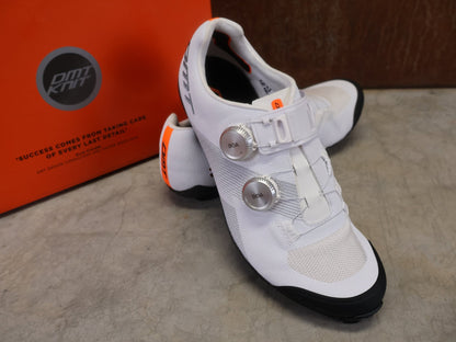 MTB - Herrenschuhe von Dmt, DMT KM0 EVO MOUNTAINBIKESCHUH / WEIß / SILBER / UNISEX vor USEDBIKES - OB.DE Hintergrund