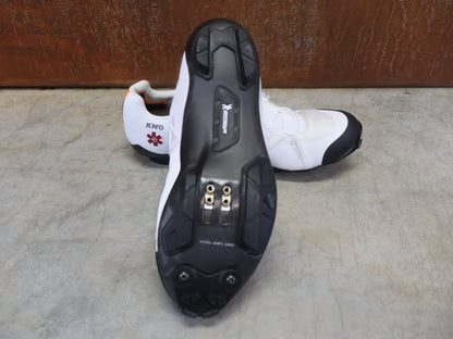 MTB - Herrenschuhe von Dmt, DMT KM0 EVO MOUNTAINBIKESCHUH / WEIß / SILBER / UNISEX vor USEDBIKES - OB.DE Hintergrund