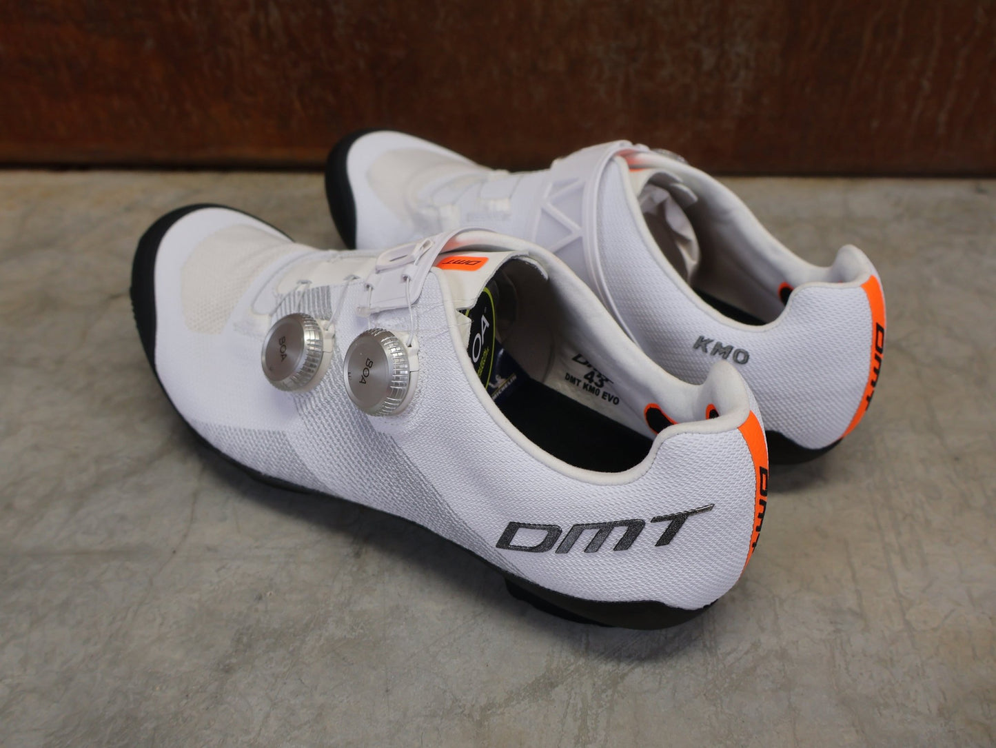 MTB - Herrenschuhe von Dmt, DMT KM0 EVO MOUNTAINBIKESCHUH / WEIß / SILBER / UNISEX vor USEDBIKES - OB.DE Hintergrund