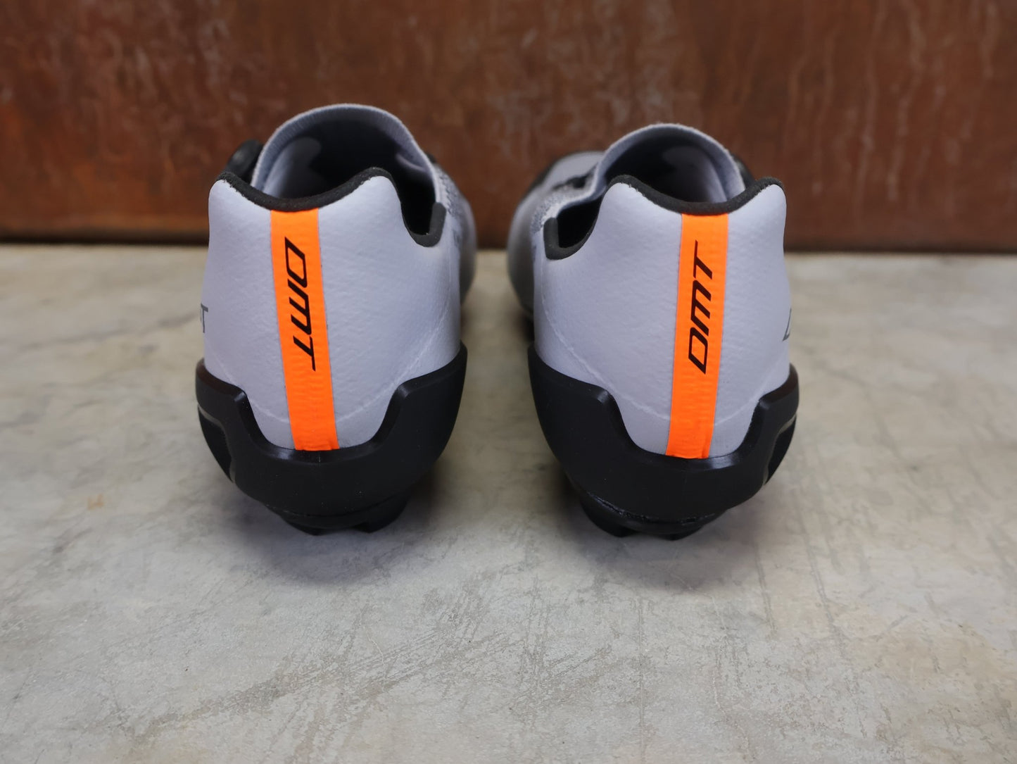 MTB - Herrenschuhe von Dmt, DMT KM30 MOUNTAINBIKESCHUH / GRAU / SCHWARZ / UNISEX vor USEDBIKES - OB.DE Hintergrund