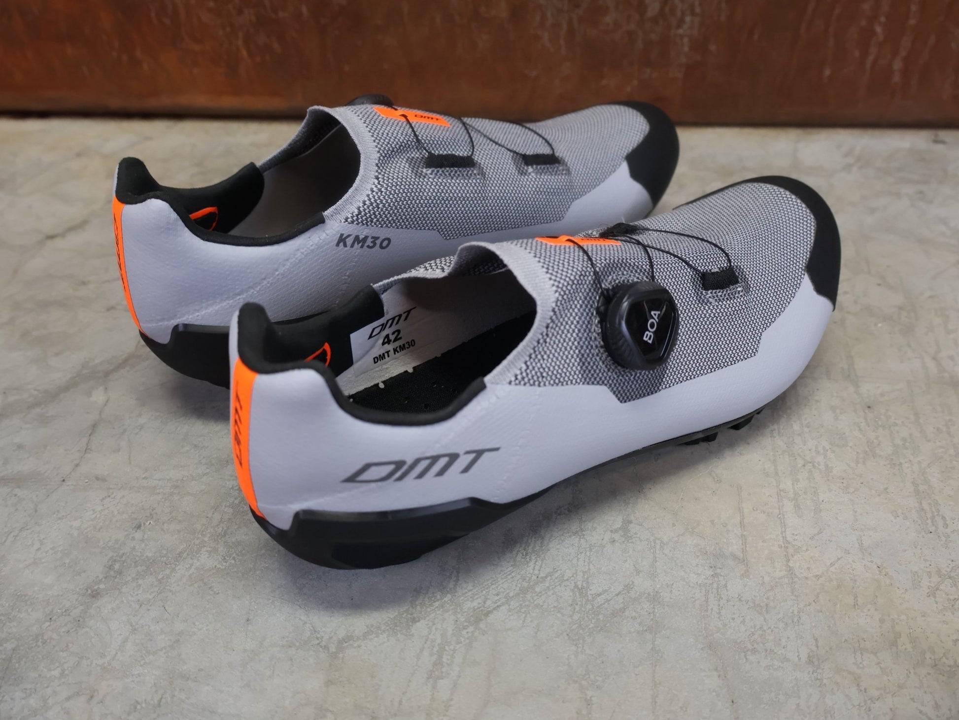 MTB - Herrenschuhe von Dmt, DMT KM30 MOUNTAINBIKESCHUH / GRAU / SCHWARZ / UNISEX vor USEDBIKES - OB.DE Hintergrund