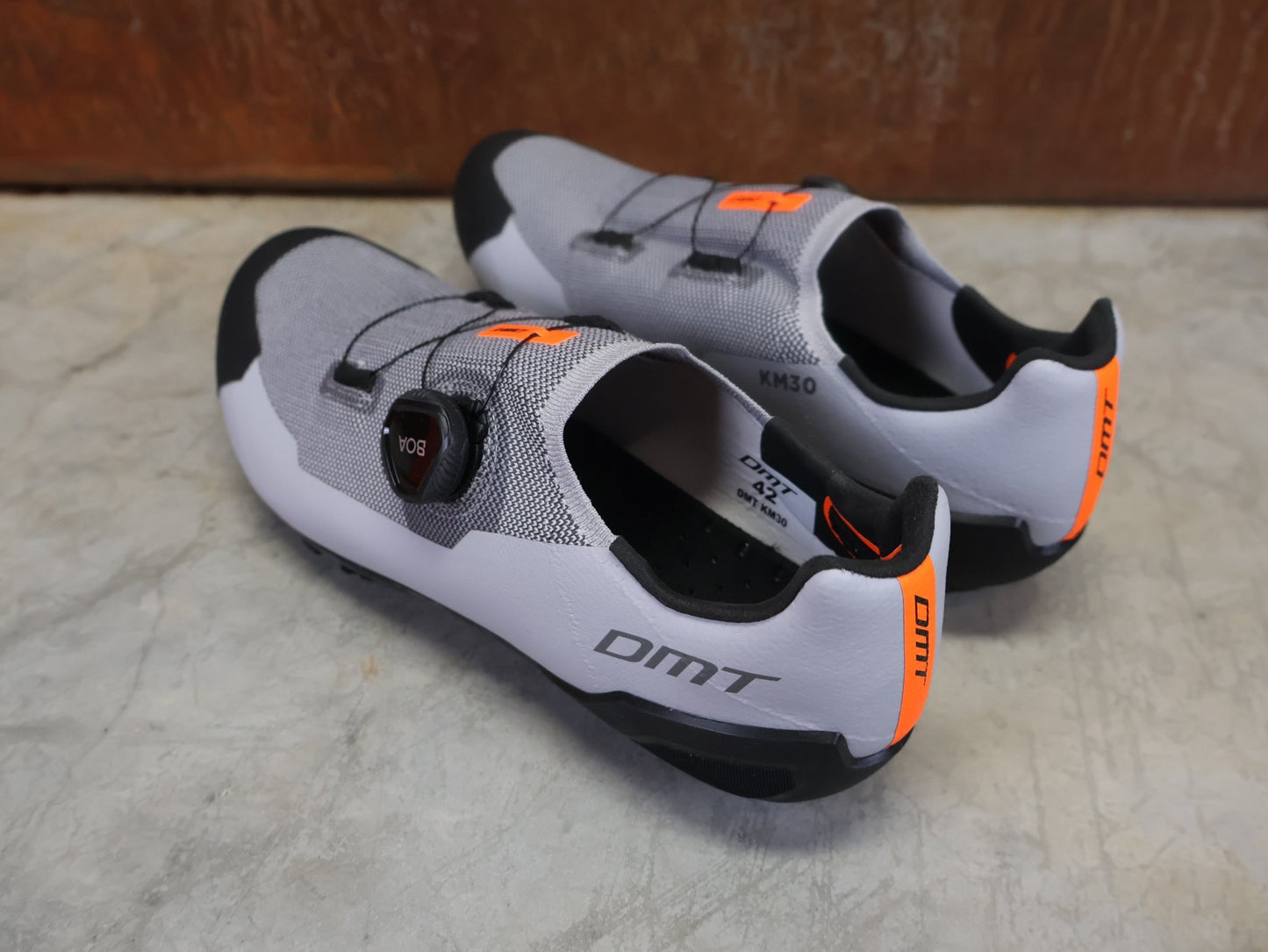 MTB - Herrenschuhe von Dmt, DMT KM30 MOUNTAINBIKESCHUH / GRAU / SCHWARZ / UNISEX vor USEDBIKES - OB.DE Hintergrund