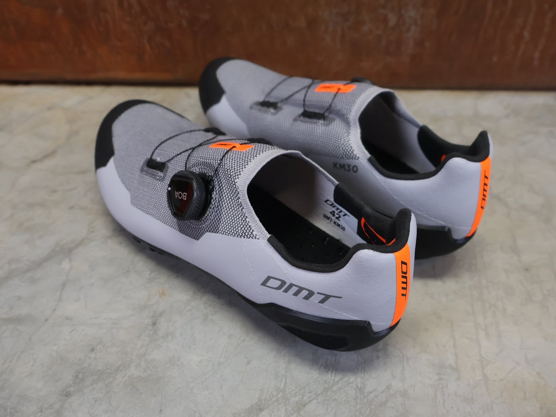 MTB - Herrenschuhe von Dmt, DMT KM30 MOUNTAINBIKESCHUH / GRAU / SCHWARZ / UNISEX vor USEDBIKES - OB.DE Hintergrund