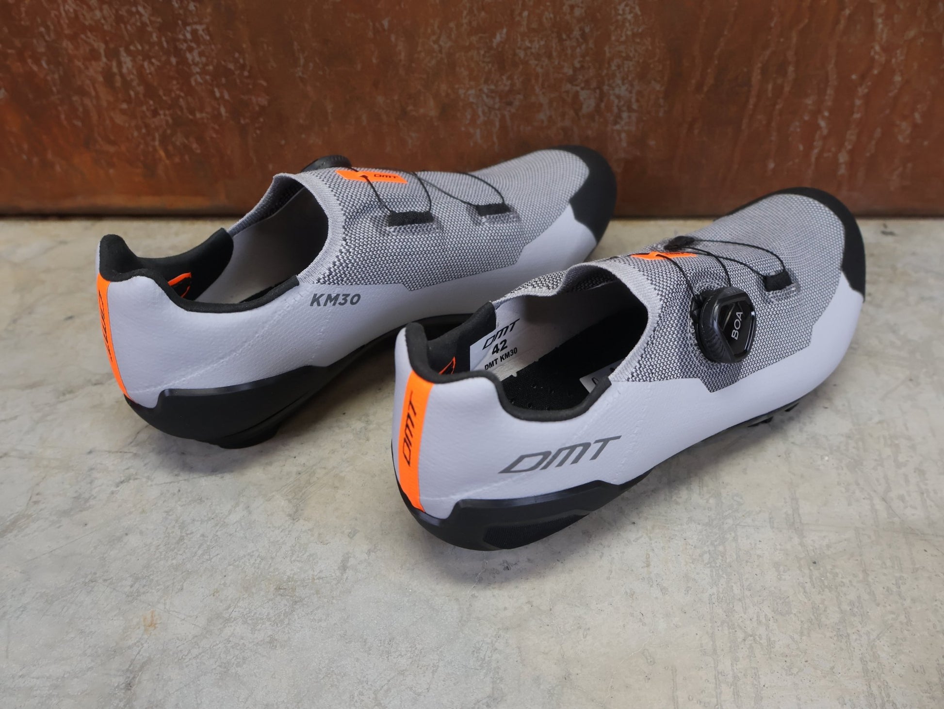 MTB - Herrenschuhe von Dmt, DMT KM30 MOUNTAINBIKESCHUH / GRAU / SCHWARZ / UNISEX vor USEDBIKES - OB.DE Hintergrund