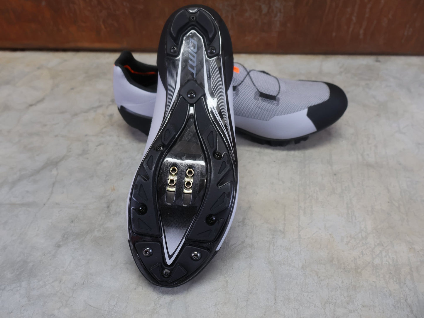 MTB - Herrenschuhe von Dmt, DMT KM30 MOUNTAINBIKESCHUH / GRAU / SCHWARZ / UNISEX vor USEDBIKES - OB.DE Hintergrund