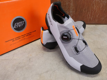 MTB - Herrenschuhe von Dmt, DMT KM30 MOUNTAINBIKESCHUH / GRAU / SCHWARZ / UNISEX vor USEDBIKES - OB.DE Hintergrund