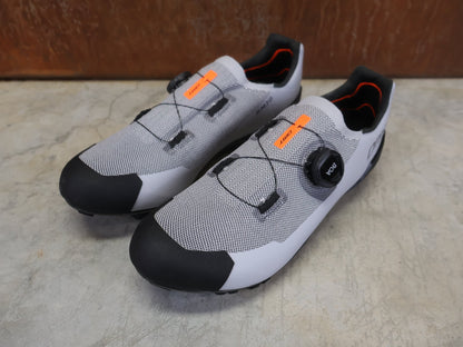 MTB - Herrenschuhe von Dmt, DMT KM30 MOUNTAINBIKESCHUH / GRAU / SCHWARZ / UNISEX vor USEDBIKES - OB.DE Hintergrund