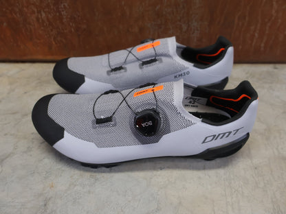 MTB - Herrenschuhe von Dmt, DMT KM30 MOUNTAINBIKESCHUH / GRAU / SCHWARZ / UNISEX vor USEDBIKES - OB.DE Hintergrund