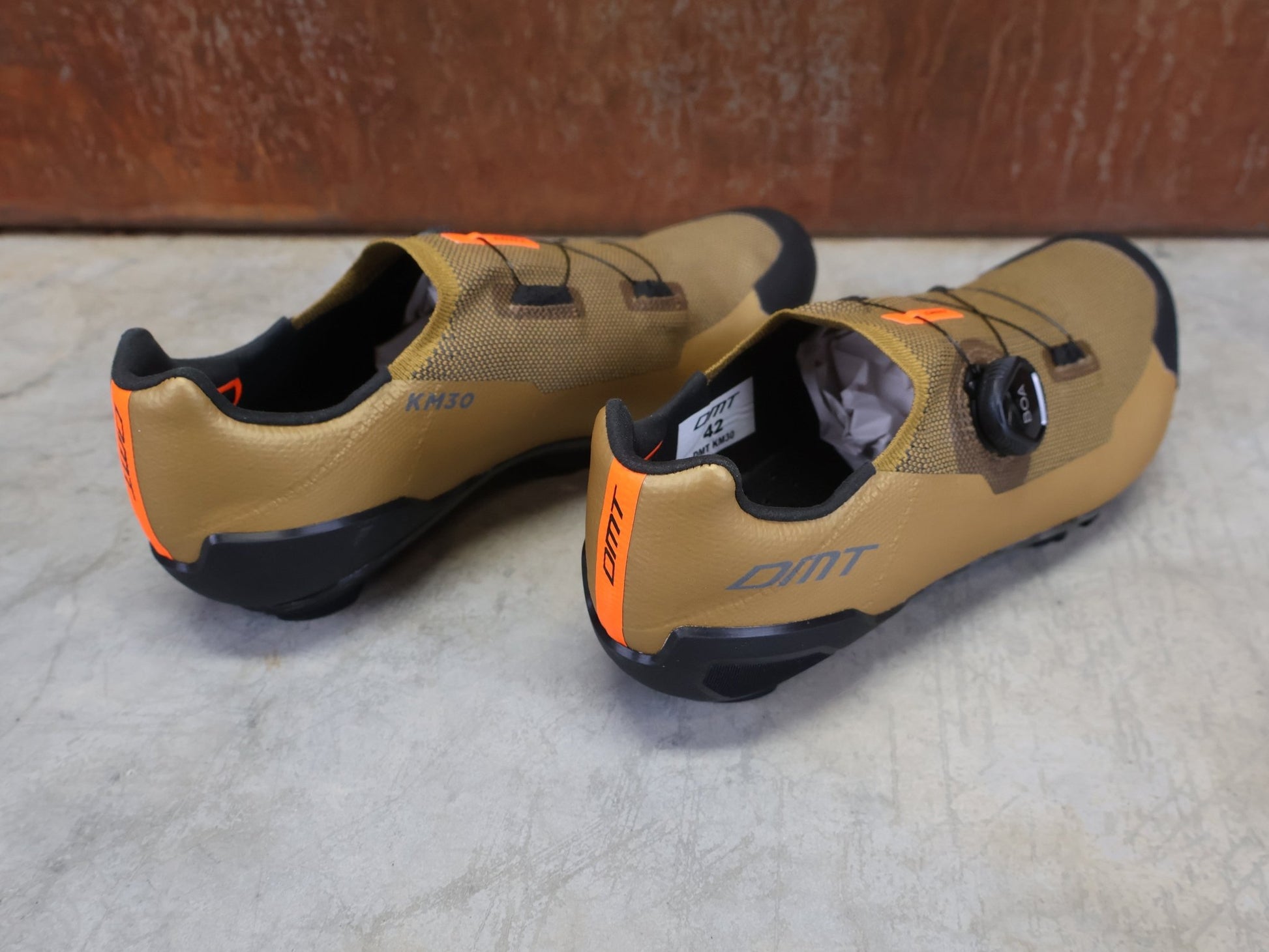 MTB - Herrenschuhe von Dmt, DMT KM30 MOUNTAINBIKESCHUH / KAMEL / SCHWARZ / UNISEX vor USEDBIKES - OB.DE Hintergrund