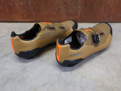 MTB - Herrenschuhe von Dmt, DMT KM30 MOUNTAINBIKESCHUH / KAMEL / SCHWARZ / UNISEX vor USEDBIKES - OB.DE Hintergrund