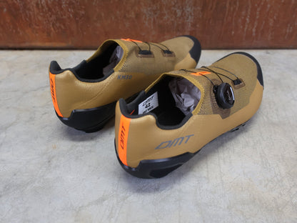 MTB - Herrenschuhe von Dmt, DMT KM30 MOUNTAINBIKESCHUH / KAMEL / SCHWARZ / UNISEX vor USEDBIKES - OB.DE Hintergrund