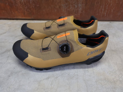 MTB - Herrenschuhe von Dmt, DMT KM30 MOUNTAINBIKESCHUH / KAMEL / SCHWARZ / UNISEX vor USEDBIKES - OB.DE Hintergrund