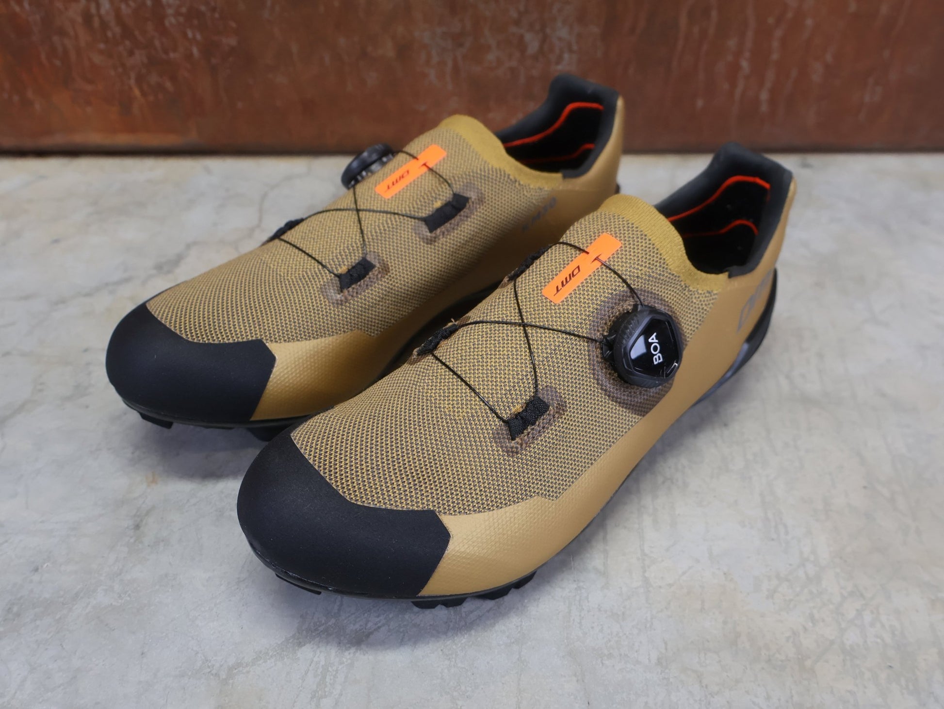 MTB - Herrenschuhe von Dmt, DMT KM30 MOUNTAINBIKESCHUH / KAMEL / SCHWARZ / UNISEX vor USEDBIKES - OB.DE Hintergrund