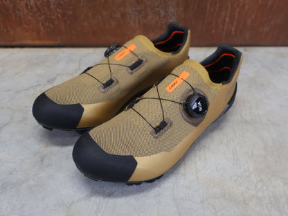 MTB - Herrenschuhe von Dmt, DMT KM30 MOUNTAINBIKESCHUH / KAMEL / SCHWARZ / UNISEX vor USEDBIKES - OB.DE Hintergrund