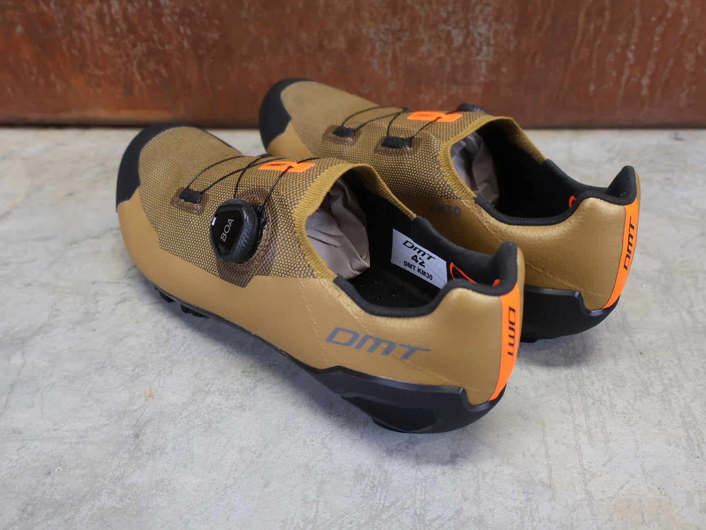 MTB - Herrenschuhe von Dmt, DMT KM30 MOUNTAINBIKESCHUH / KAMEL / SCHWARZ / UNISEX vor USEDBIKES - OB.DE Hintergrund