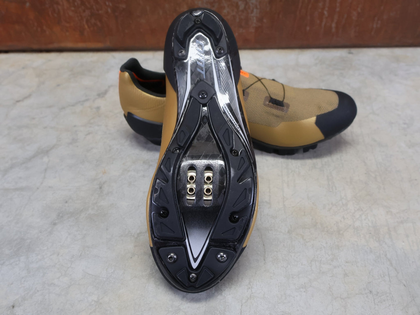 MTB - Herrenschuhe von Dmt, DMT KM30 MOUNTAINBIKESCHUH / KAMEL / SCHWARZ / UNISEX vor USEDBIKES - OB.DE Hintergrund