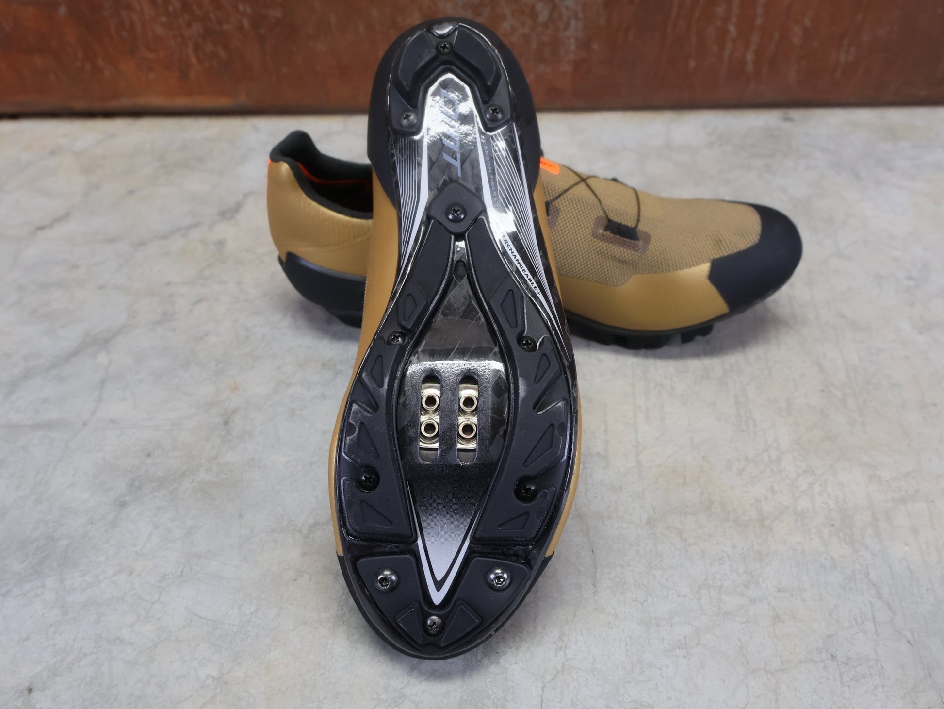 MTB - Herrenschuhe von Dmt, DMT KM30 MOUNTAINBIKESCHUH / KAMEL / SCHWARZ / UNISEX vor USEDBIKES - OB.DE Hintergrund