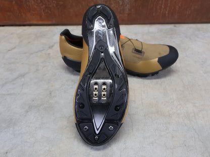 MTB - Herrenschuhe von Dmt, DMT KM30 MOUNTAINBIKESCHUH / KAMEL / SCHWARZ / UNISEX vor USEDBIKES - OB.DE Hintergrund