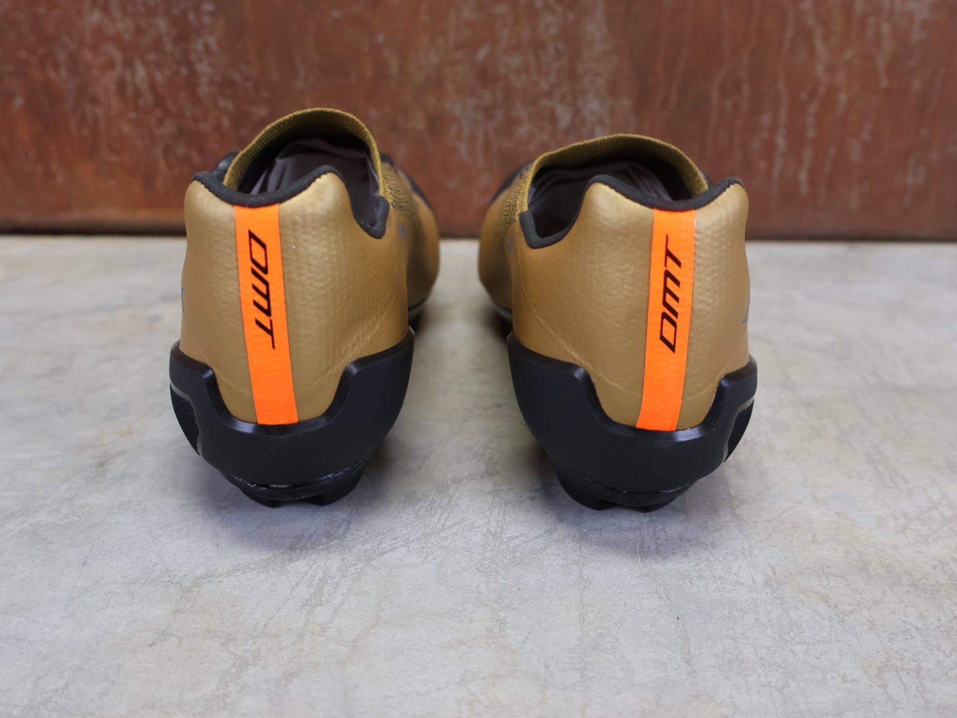 MTB - Herrenschuhe von Dmt, DMT KM30 MOUNTAINBIKESCHUH / KAMEL / SCHWARZ / UNISEX vor USEDBIKES - OB.DE Hintergrund