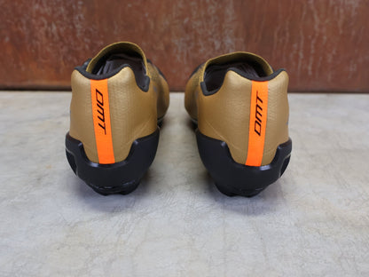 MTB - Herrenschuhe von Dmt, DMT KM30 MOUNTAINBIKESCHUH / KAMEL / SCHWARZ / UNISEX vor USEDBIKES - OB.DE Hintergrund