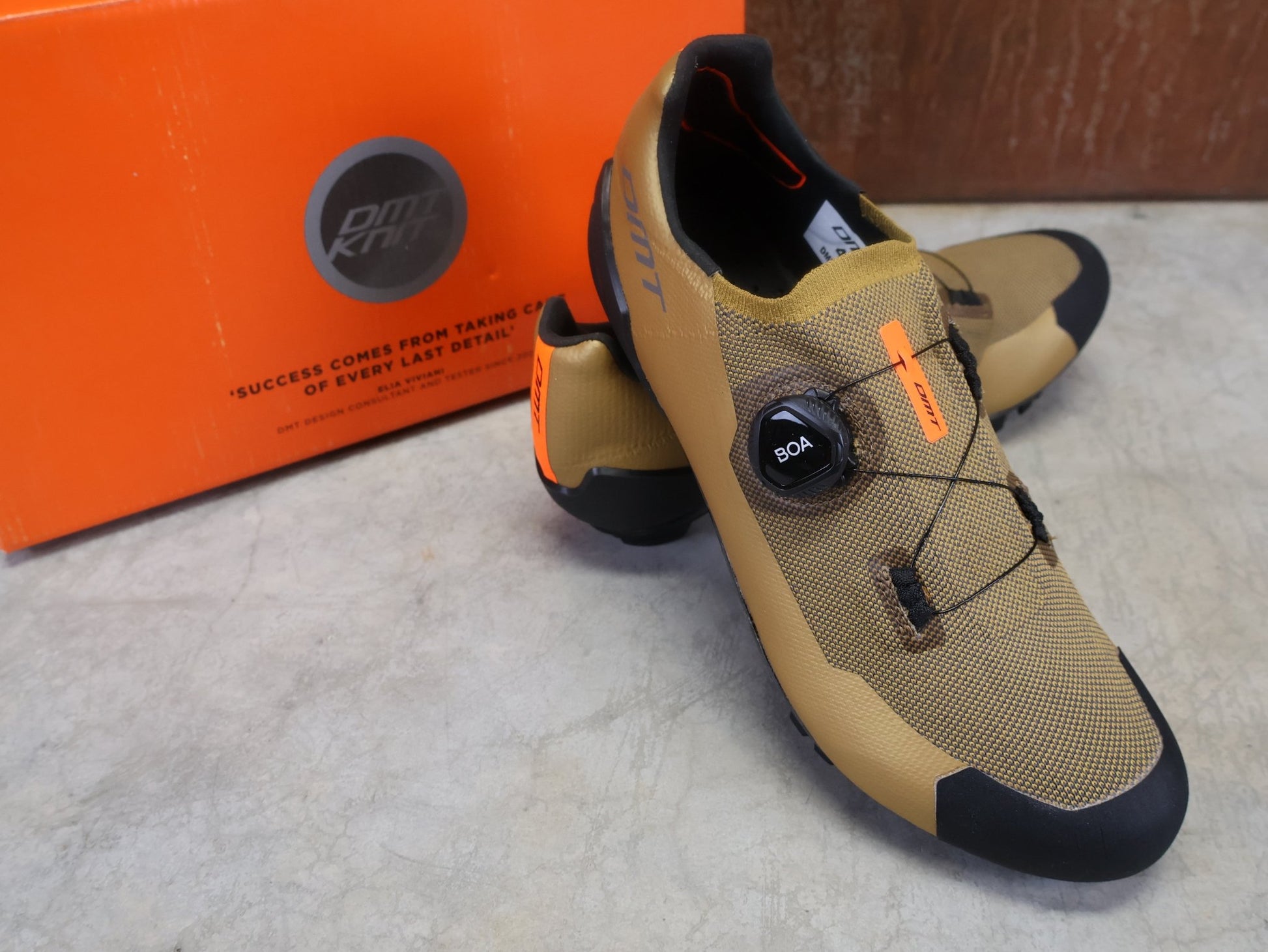 MTB - Herrenschuhe von Dmt, DMT KM30 MOUNTAINBIKESCHUH / KAMEL / SCHWARZ / UNISEX vor USEDBIKES - OB.DE Hintergrund