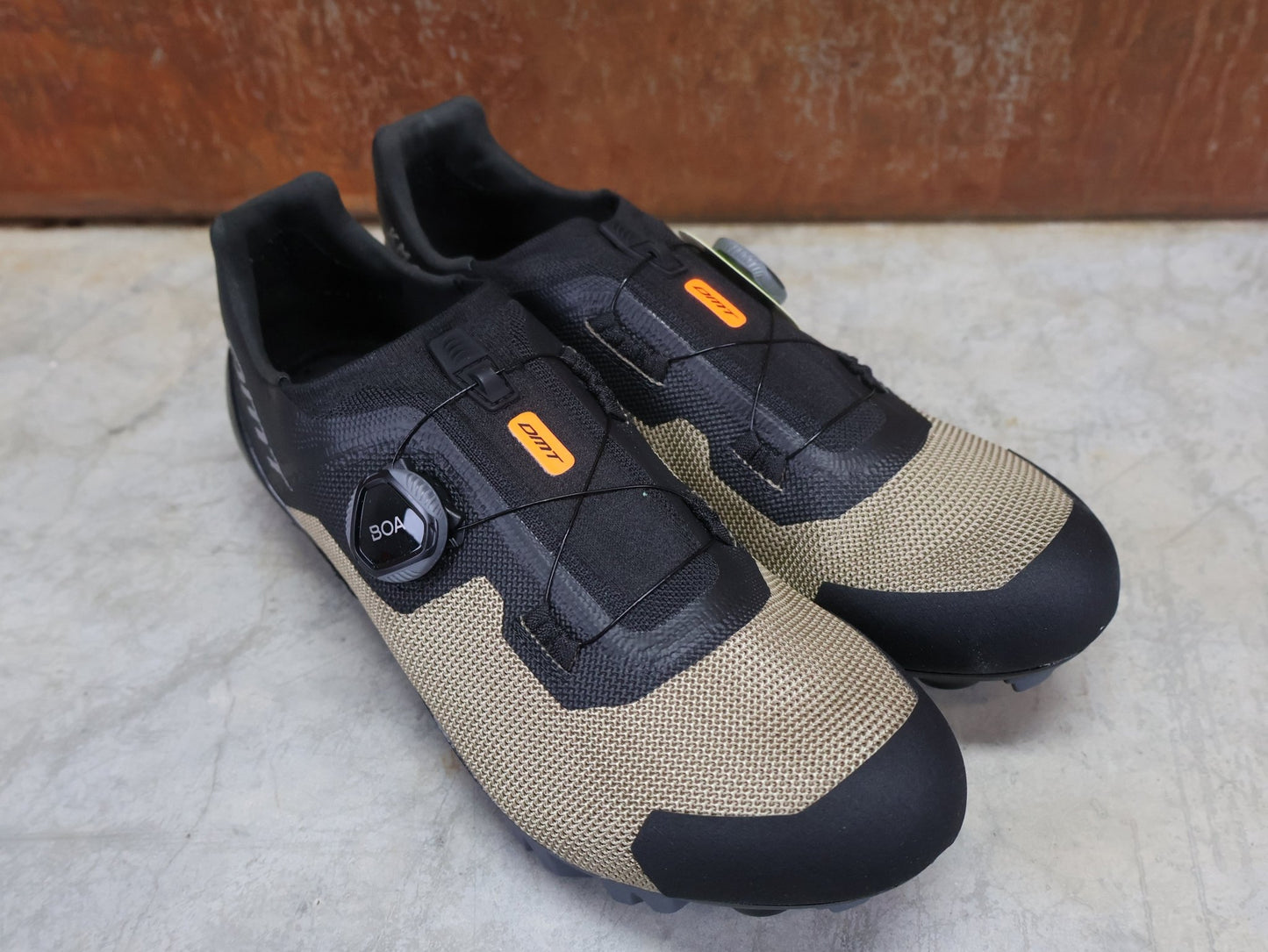 MTB - Herrenschuhe von Dmt, DMT KM4 MOUNTAINBIKESCHUH / SCHWARZ / BRONZE / UNISEX vor USEDBIKES - OB.DE Hintergrund