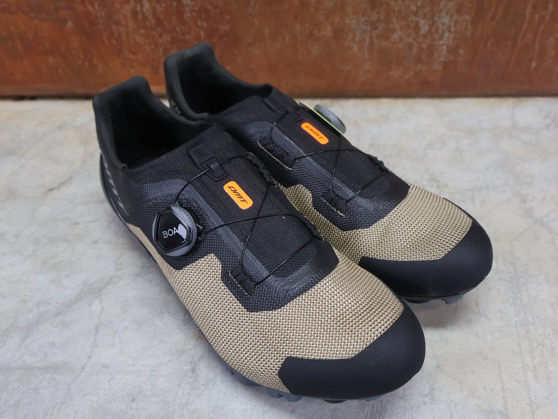 MTB - Herrenschuhe von Dmt, DMT KM4 MOUNTAINBIKESCHUH / SCHWARZ / BRONZE / UNISEX vor USEDBIKES - OB.DE Hintergrund