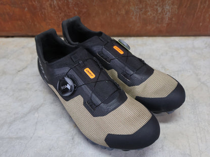 MTB - Herrenschuhe von Dmt, DMT KM4 MOUNTAINBIKESCHUH / SCHWARZ / BRONZE / UNISEX vor USEDBIKES - OB.DE Hintergrund