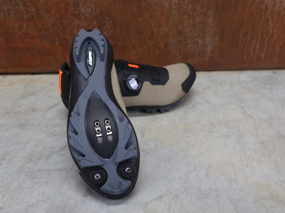 MTB - Herrenschuhe von Dmt, DMT KM4 MOUNTAINBIKESCHUH / SCHWARZ / BRONZE / UNISEX vor USEDBIKES - OB.DE Hintergrund