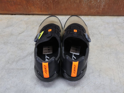 MTB - Herrenschuhe von Dmt, DMT KM4 MOUNTAINBIKESCHUH / SCHWARZ / BRONZE / UNISEX vor USEDBIKES - OB.DE Hintergrund