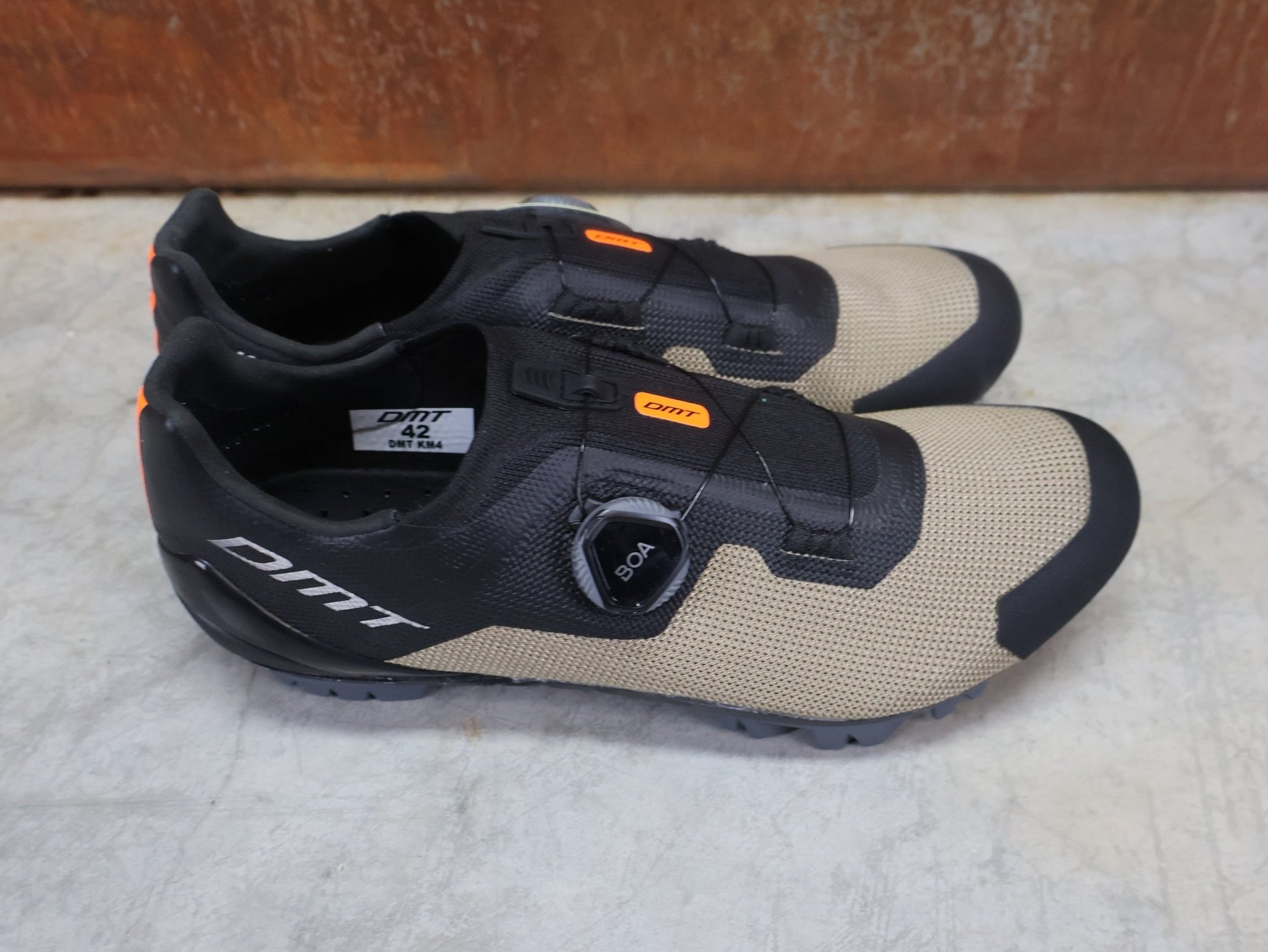 MTB - Herrenschuhe von Dmt, DMT KM4 MOUNTAINBIKESCHUH / SCHWARZ / BRONZE / UNISEX vor USEDBIKES - OB.DE Hintergrund