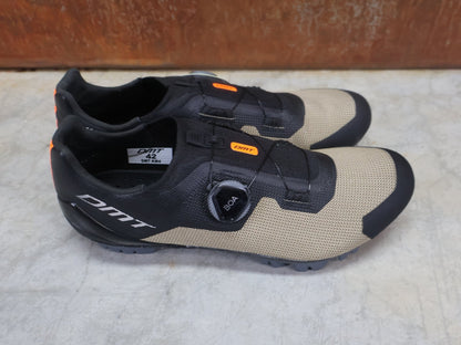 MTB - Herrenschuhe von Dmt, DMT KM4 MOUNTAINBIKESCHUH / SCHWARZ / BRONZE / UNISEX vor USEDBIKES - OB.DE Hintergrund