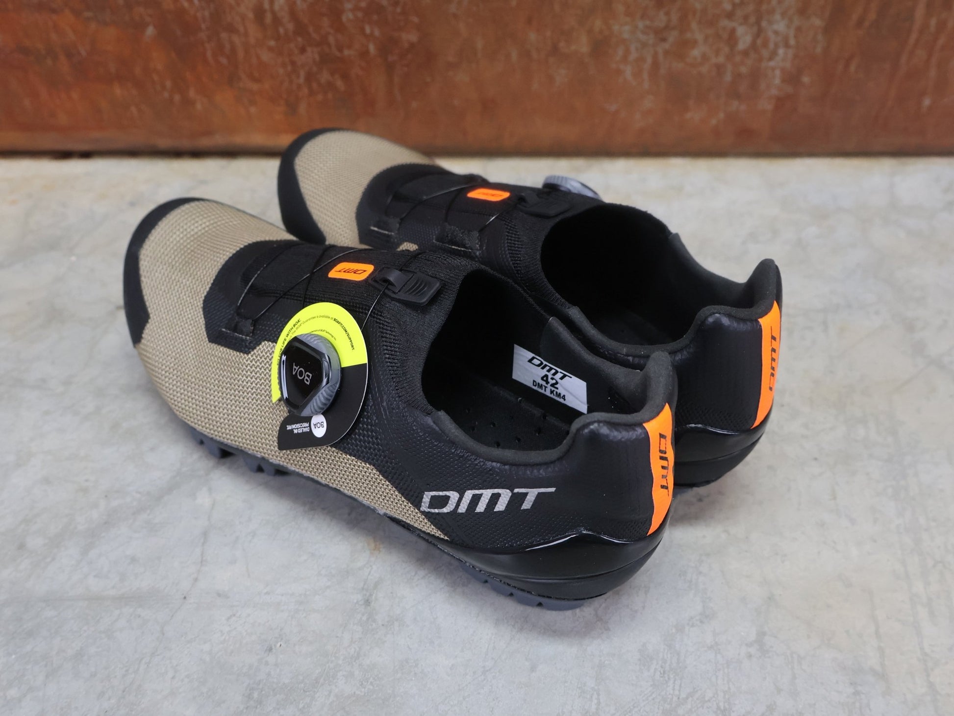 MTB - Herrenschuhe von Dmt, DMT KM4 MOUNTAINBIKESCHUH / SCHWARZ / BRONZE / UNISEX vor USEDBIKES - OB.DE Hintergrund