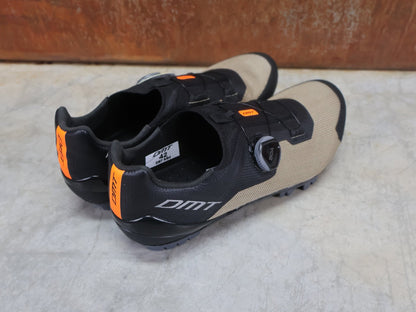 MTB - Herrenschuhe von Dmt, DMT KM4 MOUNTAINBIKESCHUH / SCHWARZ / BRONZE / UNISEX vor USEDBIKES - OB.DE Hintergrund