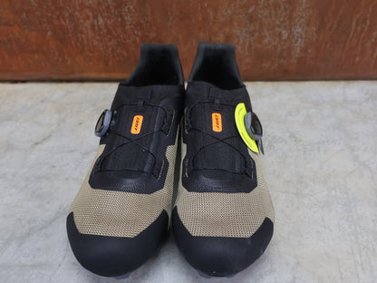 MTB - Herrenschuhe von Dmt, DMT KM4 MOUNTAINBIKESCHUH / SCHWARZ / BRONZE / UNISEX vor USEDBIKES - OB.DE Hintergrund