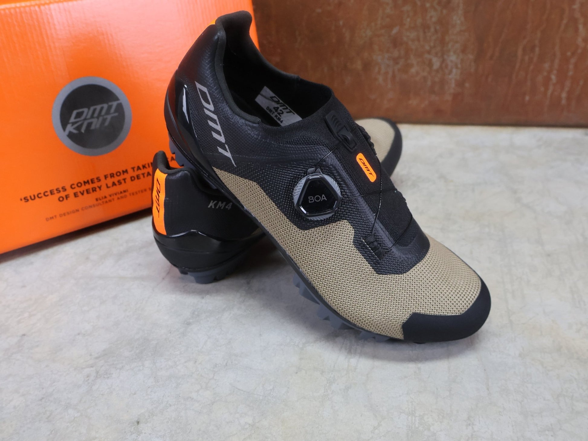 MTB - Herrenschuhe von Dmt, DMT KM4 MOUNTAINBIKESCHUH / SCHWARZ / BRONZE / UNISEX vor USEDBIKES - OB.DE Hintergrund