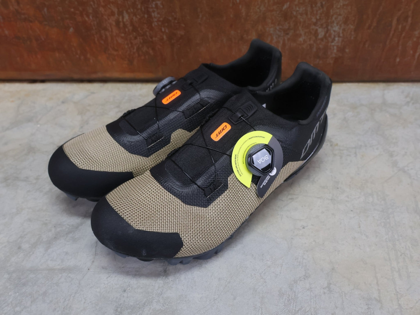 MTB - Herrenschuhe von Dmt, DMT KM4 MOUNTAINBIKESCHUH / SCHWARZ / BRONZE / UNISEX vor USEDBIKES - OB.DE Hintergrund