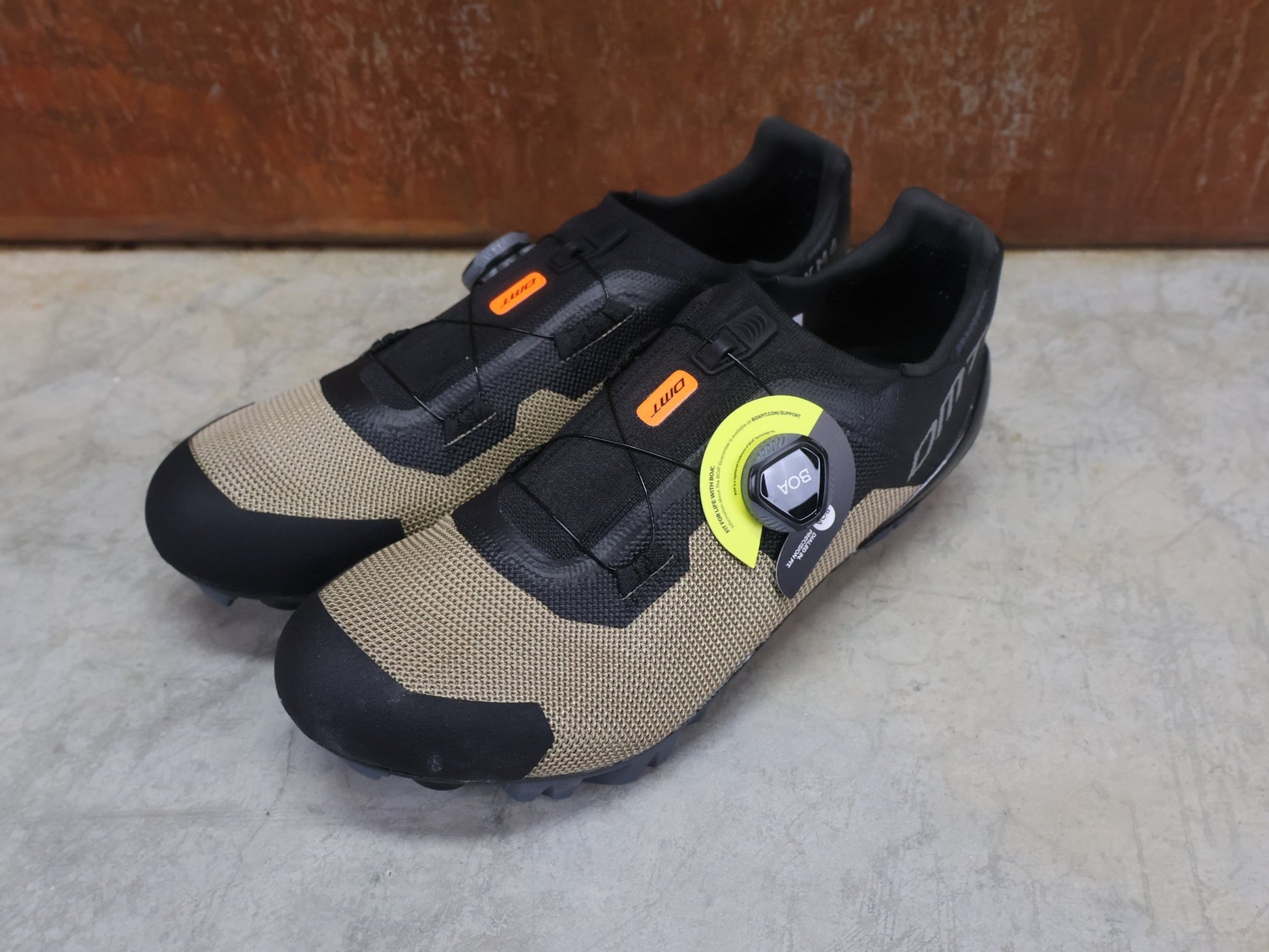 MTB - Herrenschuhe von Dmt, DMT KM4 MOUNTAINBIKESCHUH / SCHWARZ / BRONZE / UNISEX vor USEDBIKES - OB.DE Hintergrund