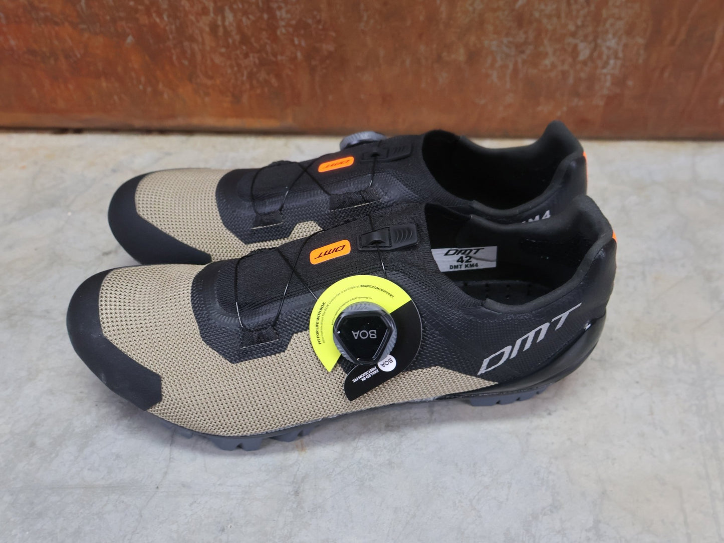 MTB - Herrenschuhe von Dmt, DMT KM4 MOUNTAINBIKESCHUH / SCHWARZ / BRONZE / UNISEX vor USEDBIKES - OB.DE Hintergrund